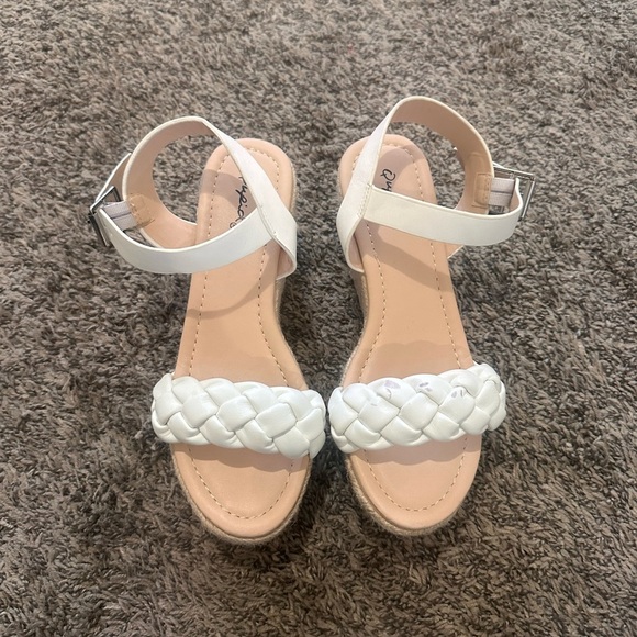 Qupid Caleb Flatform Sandal White Wedges Size 6.5 from Buckle - Picture 4 of 6